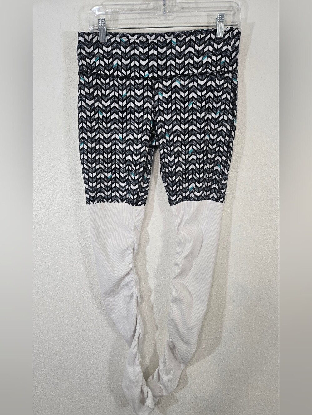 Alo Yoga Goddess Ribbed Leggings Black/White Geometric Chevron Gym Yoga, size M